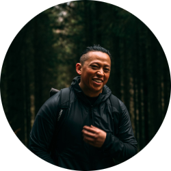 Viet's Profilbild, lachend im Wald